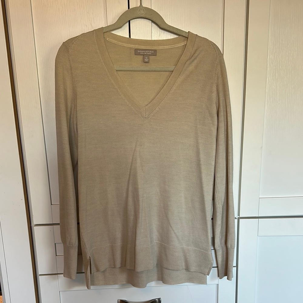 Banana Republic V-Neck Sweater in Light Beige